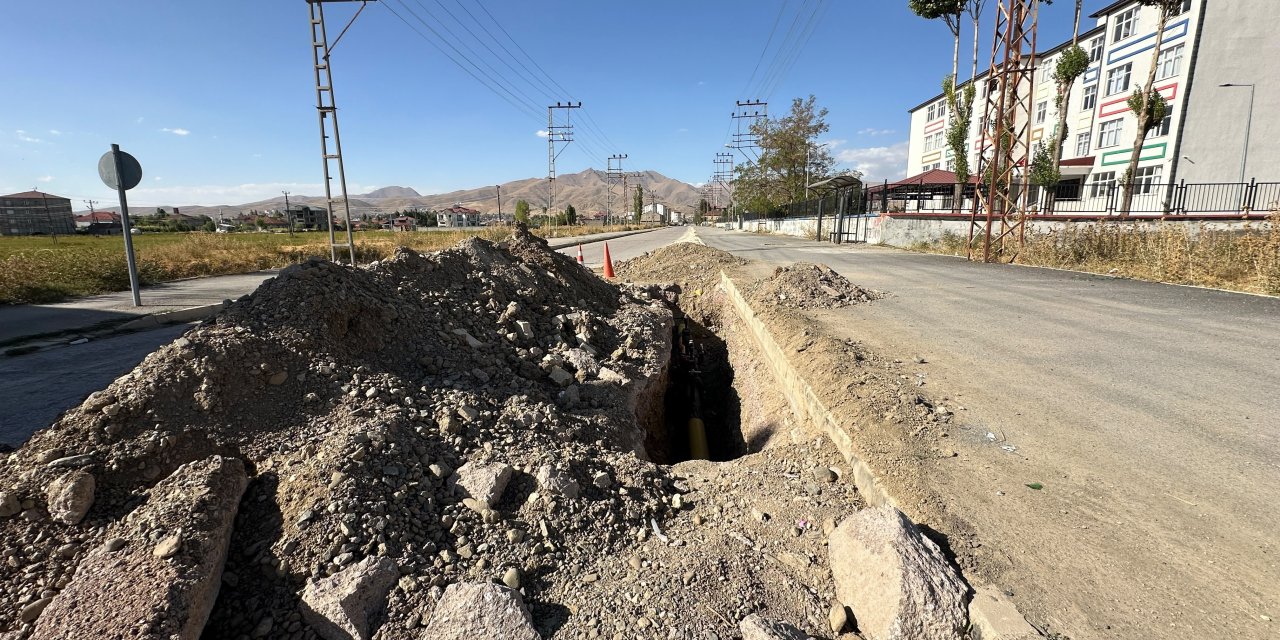 Yüksekova'da 1,5 aydır kapatılmayan doğalgaz kazısı trafiği etkiliyor