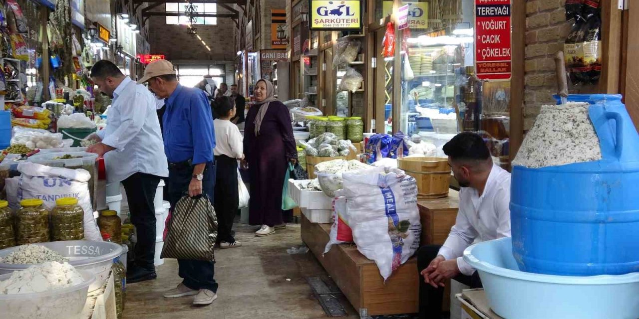 Van’ın meşhur otlu küp peyniri tezgâhlardaki yerini almaya başladı
