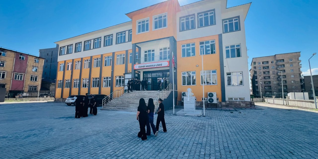 Yüksekova’da Farabi Anadolu Lisesi öğrencileri yeni okullarına kavuştu