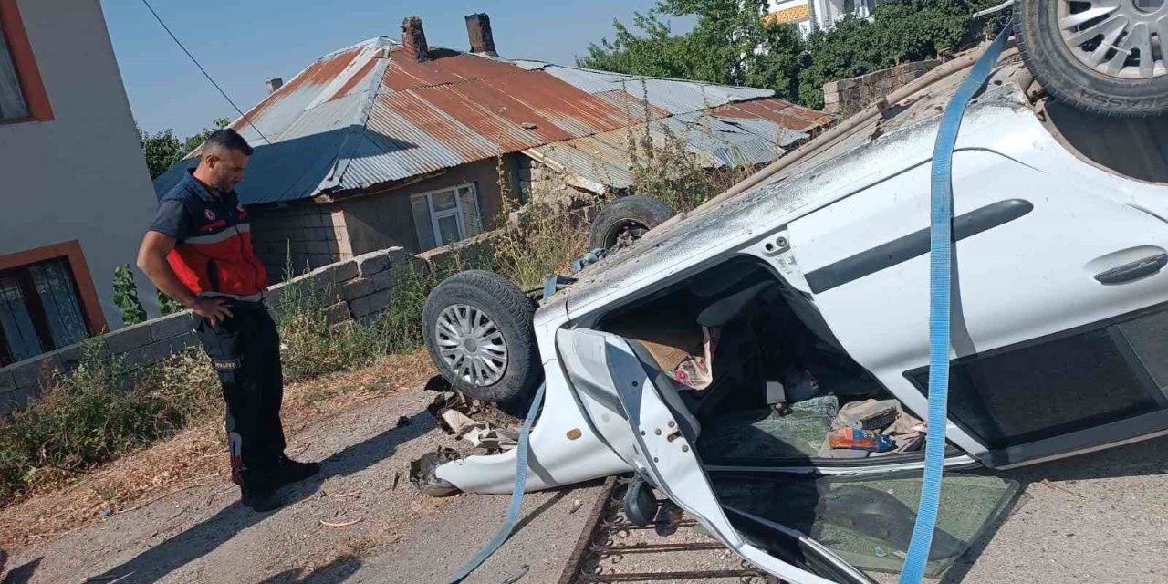 Van’da otomobil istinat duvarından düştü; 1 yaralı