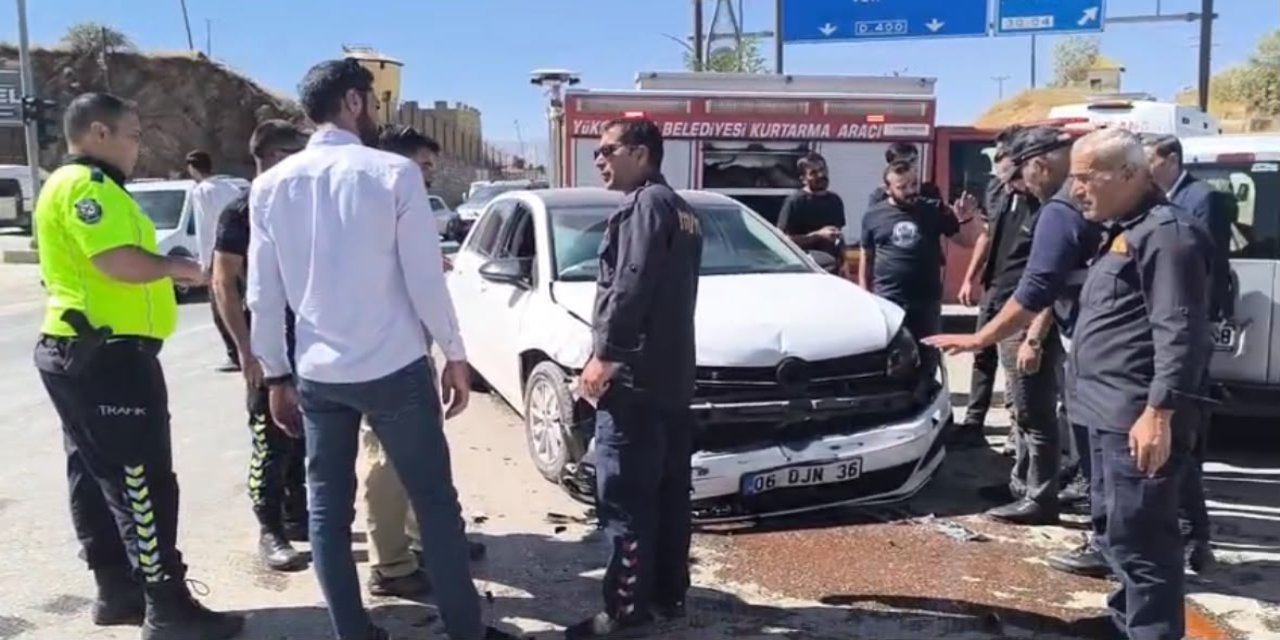 Yüksekova’da iki araç çarpıştı: 2 yaralı