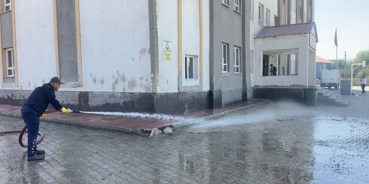 Yüksekova’da okul önlerinde temizlik çalışması