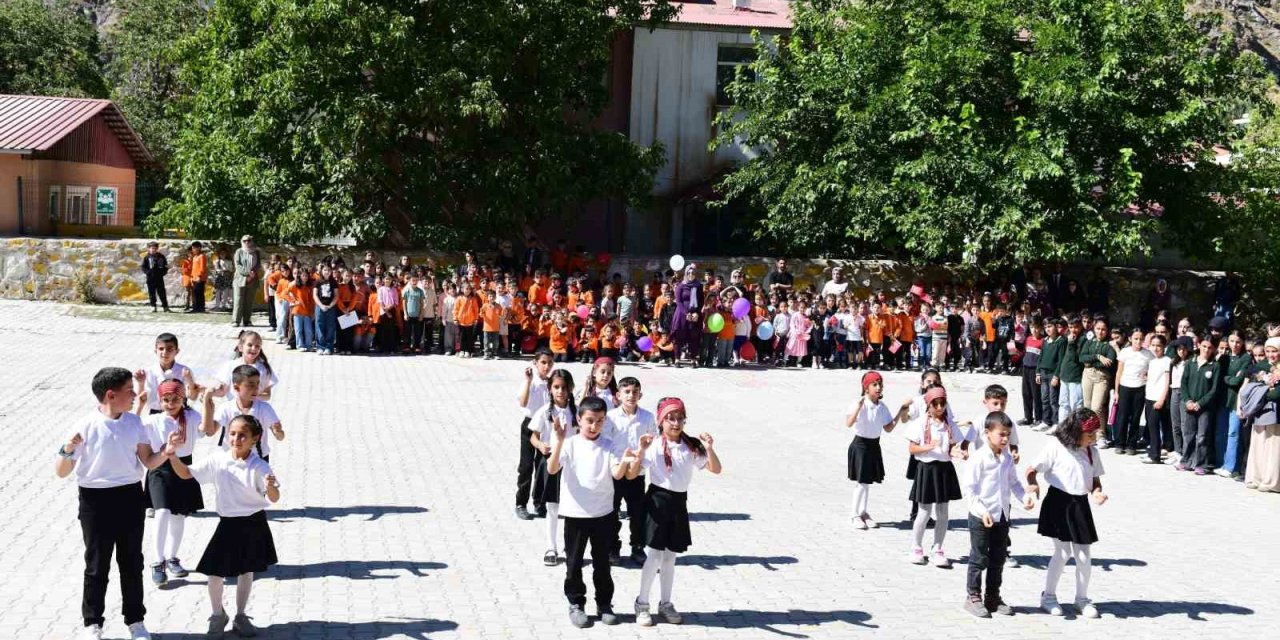 Çatak’ta İlköğretim Haftası kutlaması
