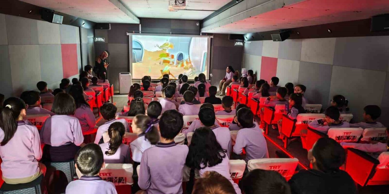 Ahlatlı çocukların TRT sinema tırıyla sinema heyecanı