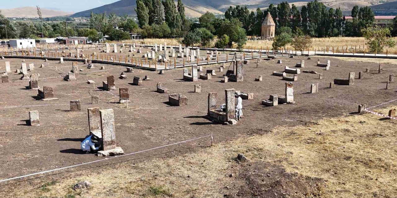 Tarihi Selçuklu Mezarlığı ve Halime Hatun Kümbeti’nde çalışmalar sürüyor