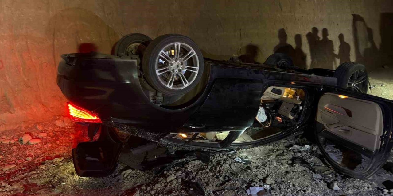 Şırnak'ın Cizre ilçesinde şarampole devrilen otomobilin sürücüsü yaralandı