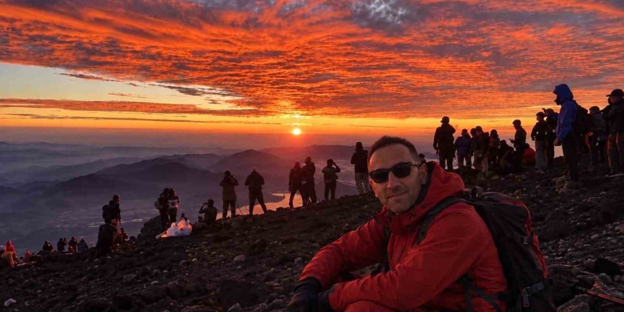 Hakkarili eğitimci Japonya'da zirve tırmanışı yaptı