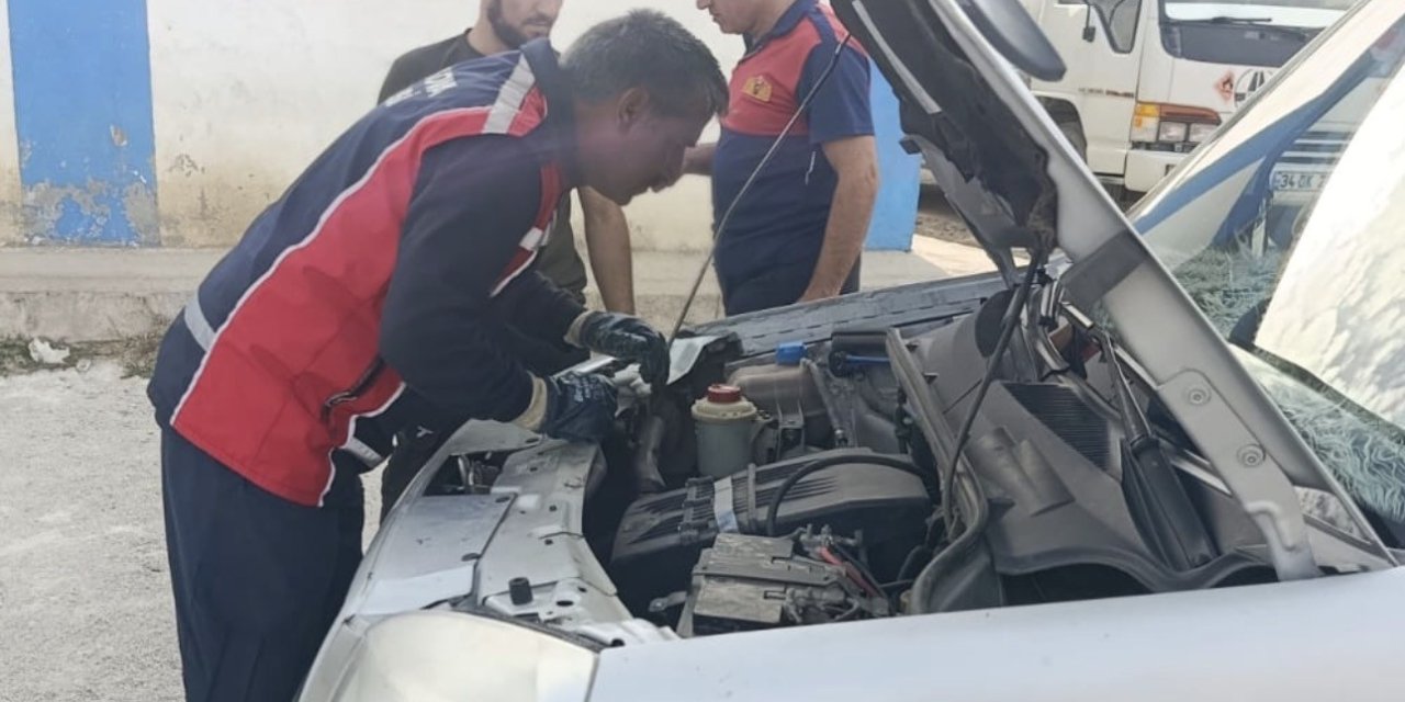 Yüksekova’da araçta mahsur kalan kedi kurtarıldı