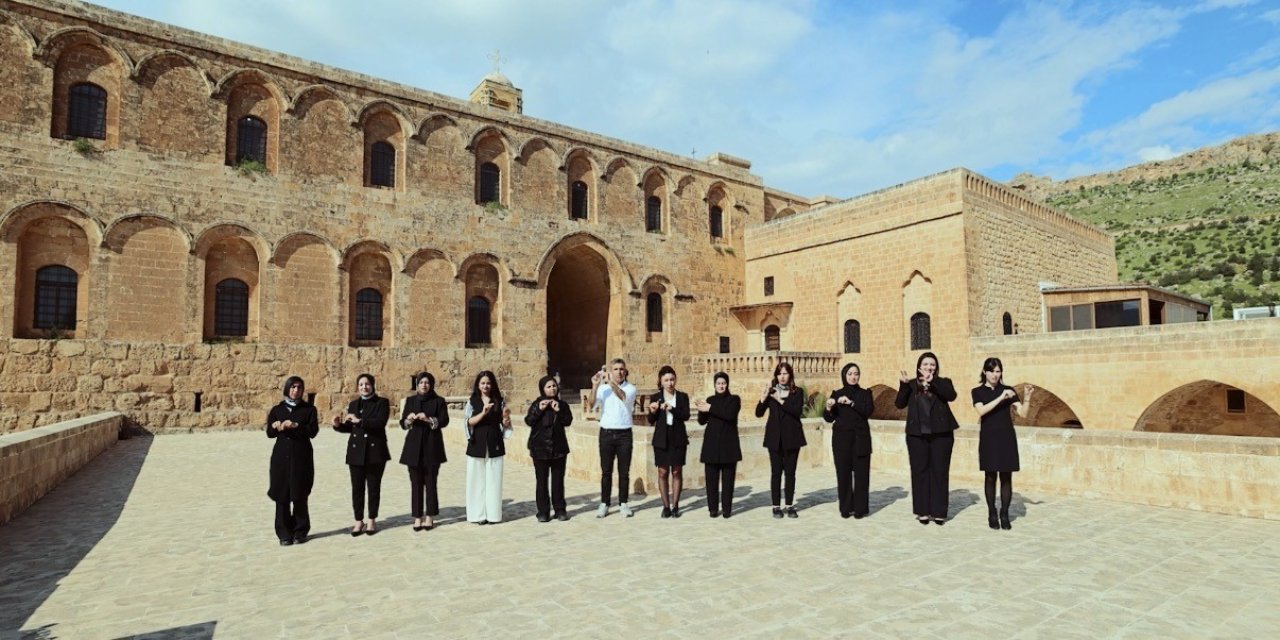Mardin türküsünü işitme engelliler için işaret diliyle söylediler