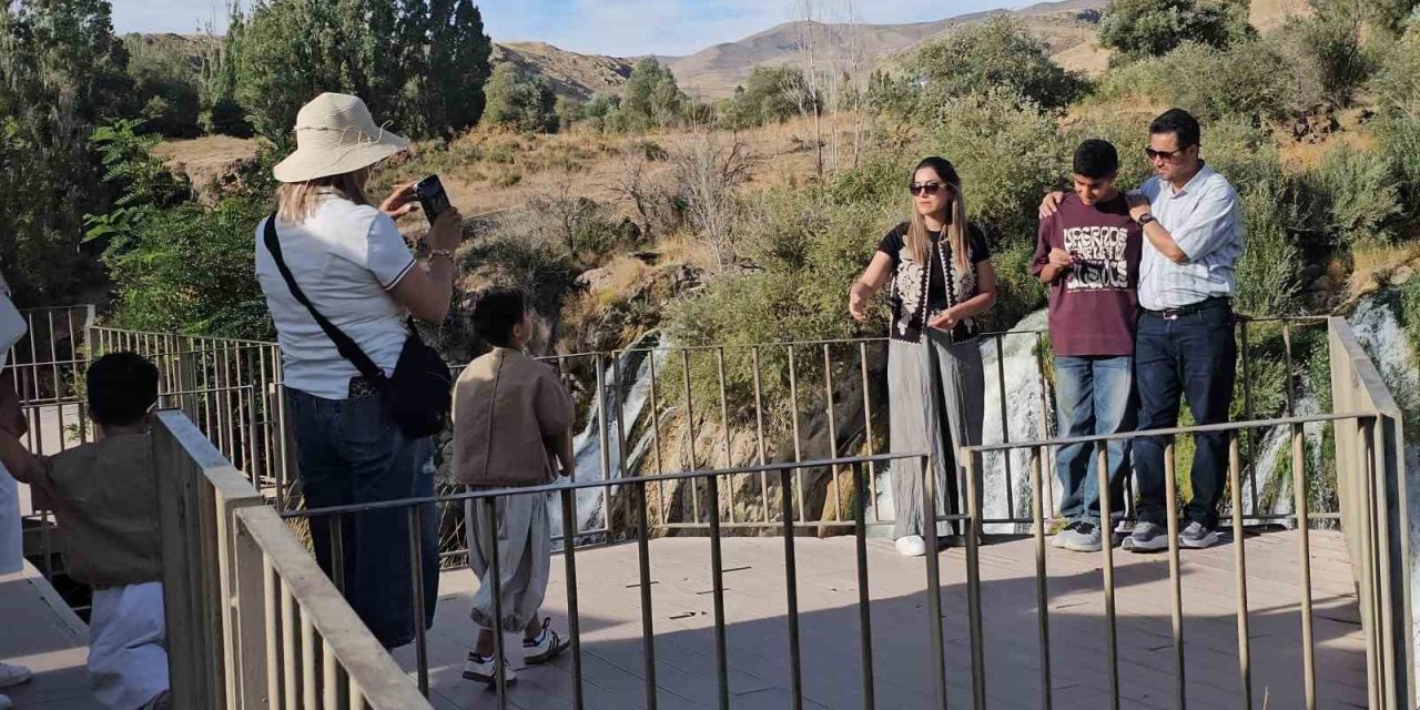 İranlı turistlerden Muradiye Şelalesi’ne ilgi