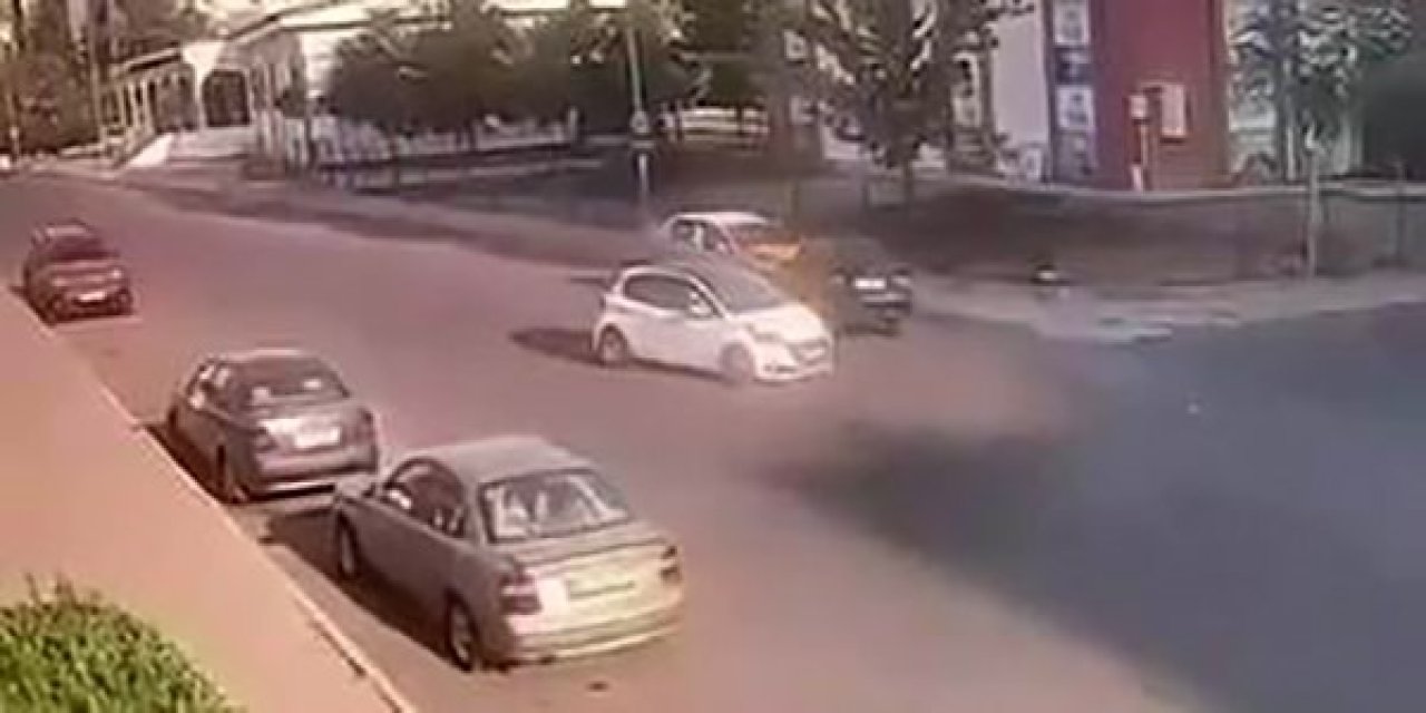 Diyarbakır’da trafik kazası güvenlik kamerasına yansıdı