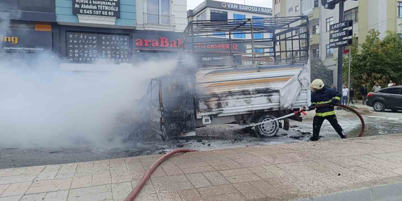 Van’da park halindeki kamyonet yandı