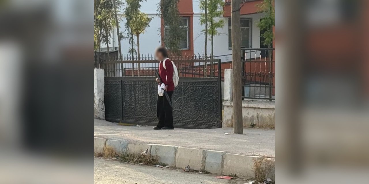 Öğrenci okul önünde pompalı tüfekle görüntülendi