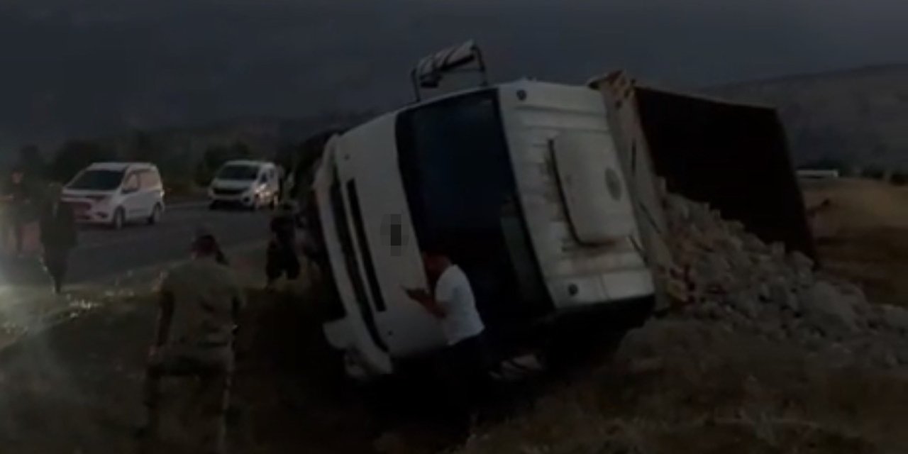Derecik'te freni boşalan kamyonet devrildi