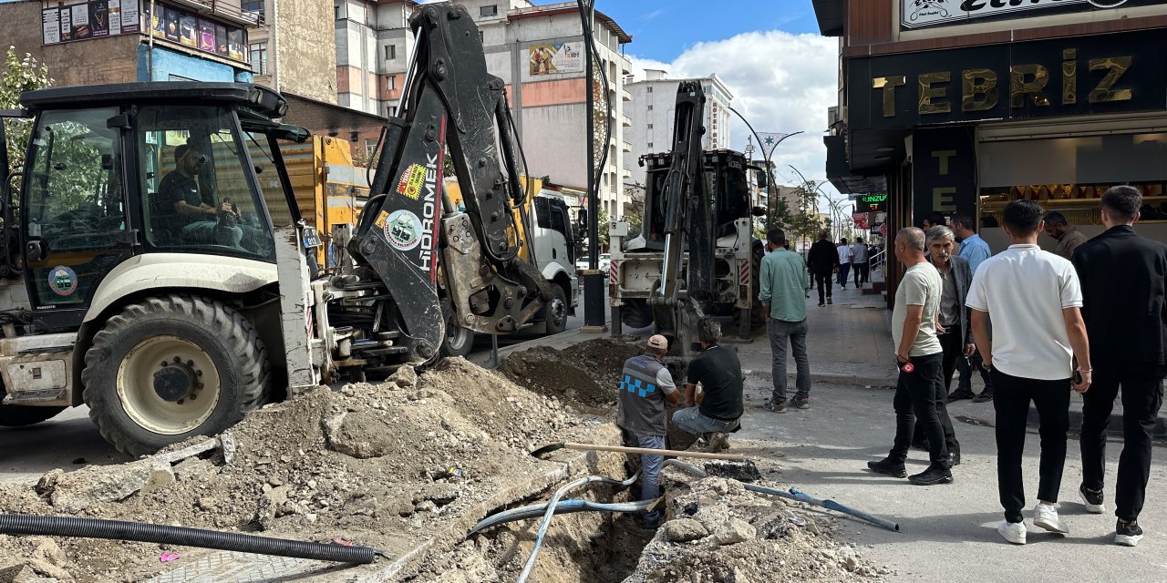 Yüksekova’da Cengiz Topel Caddesi’nde doğalgaz çalışmaları yeniden başladı