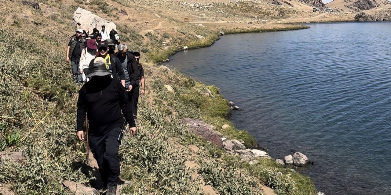 Doğaseverlerden 3 bin 500 rakımlı Sat Gölleri’ne yolculuk