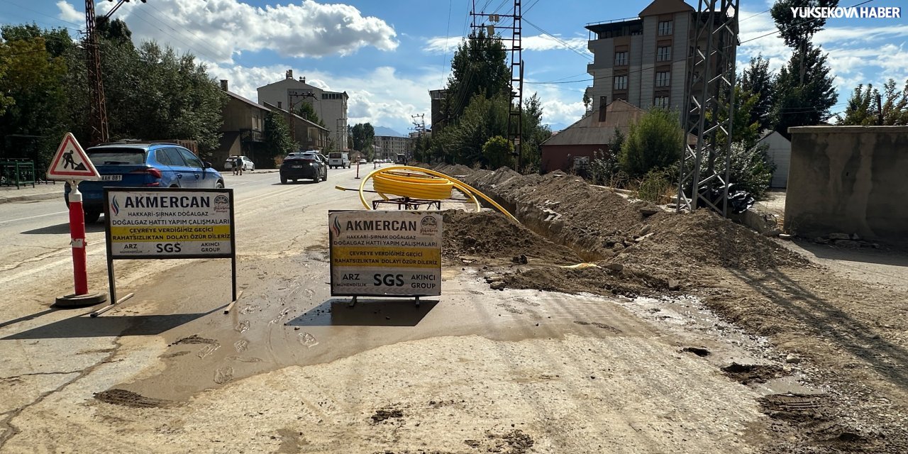 Yüksekova’da Dağlıca yolu üzerinde doğalgaz çalışmaları sürüyor