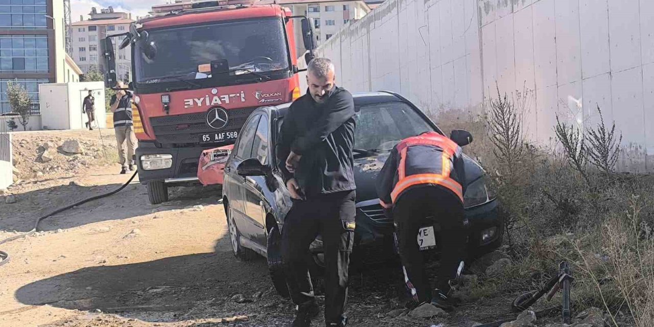 Van’da park halindeki otomobilde yangın