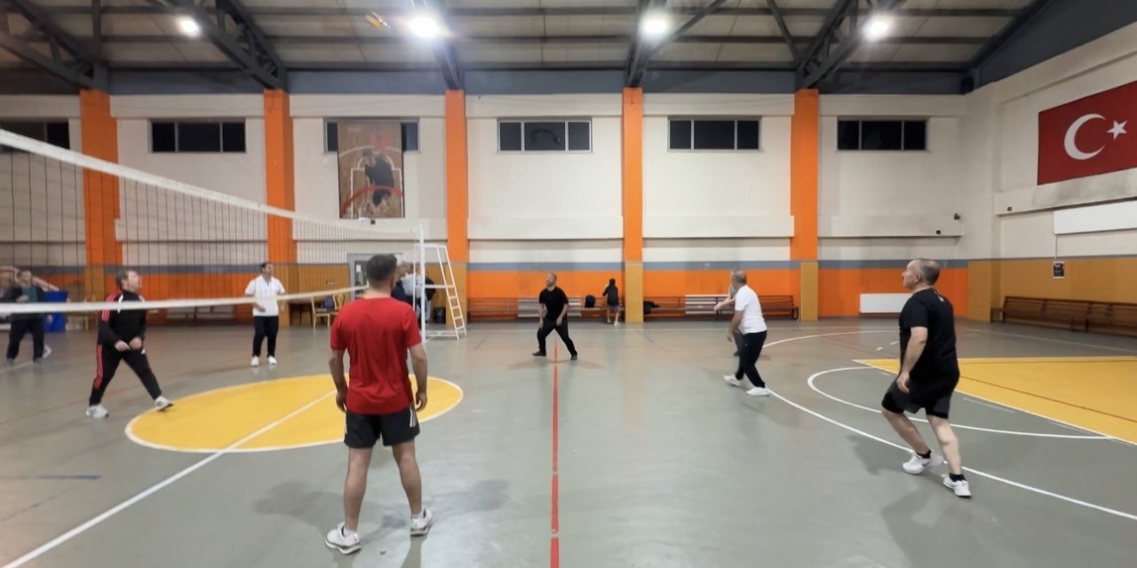 Kaymakam Hülür ve kurum müdürleri voleybol maçında buluştu
