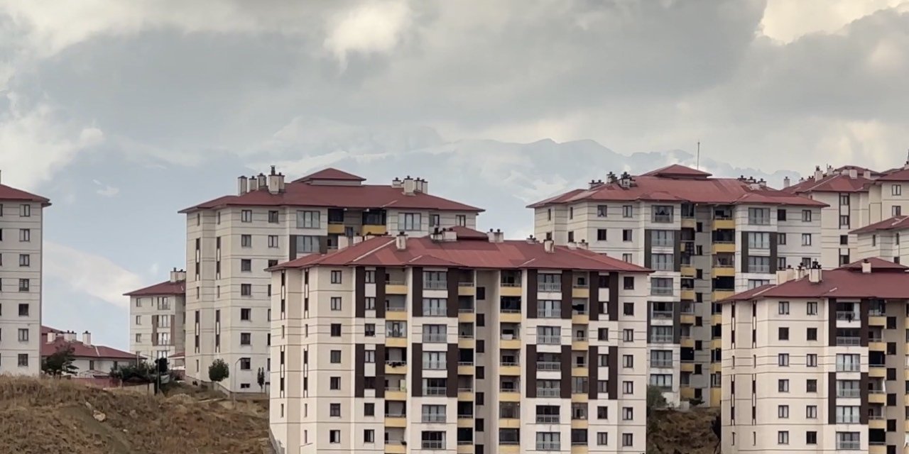 Yüksekova’ya mevsimin ilk karı düştü