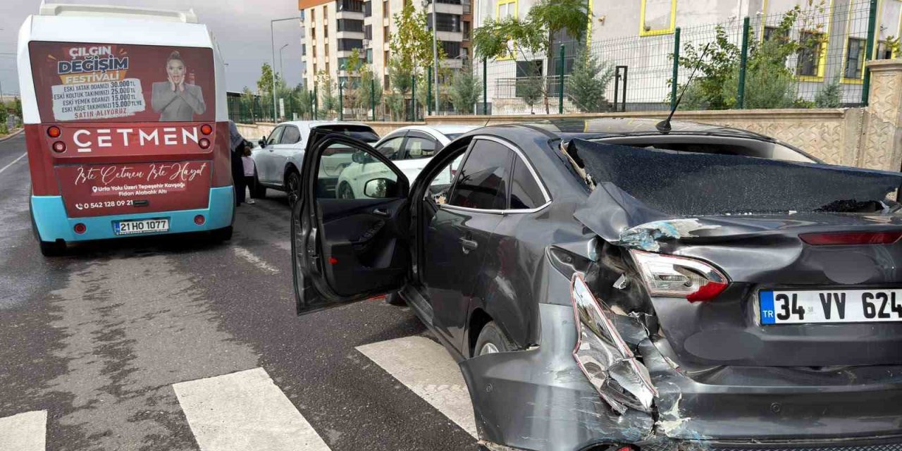 Diyarbakır’da halk otobüsü ile otomobil çarpıştı: 4 kişi yaralandı