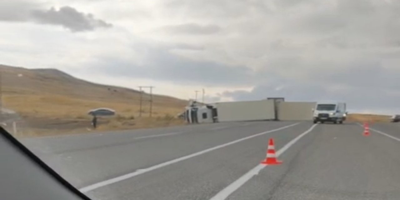Van’da devrilen tırın sürücüsü yaralandı