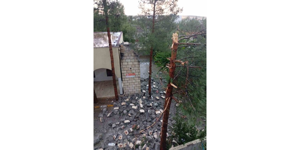 Fırtına da cami minaresi ve ağaç devrildi, çatı yıkıldı