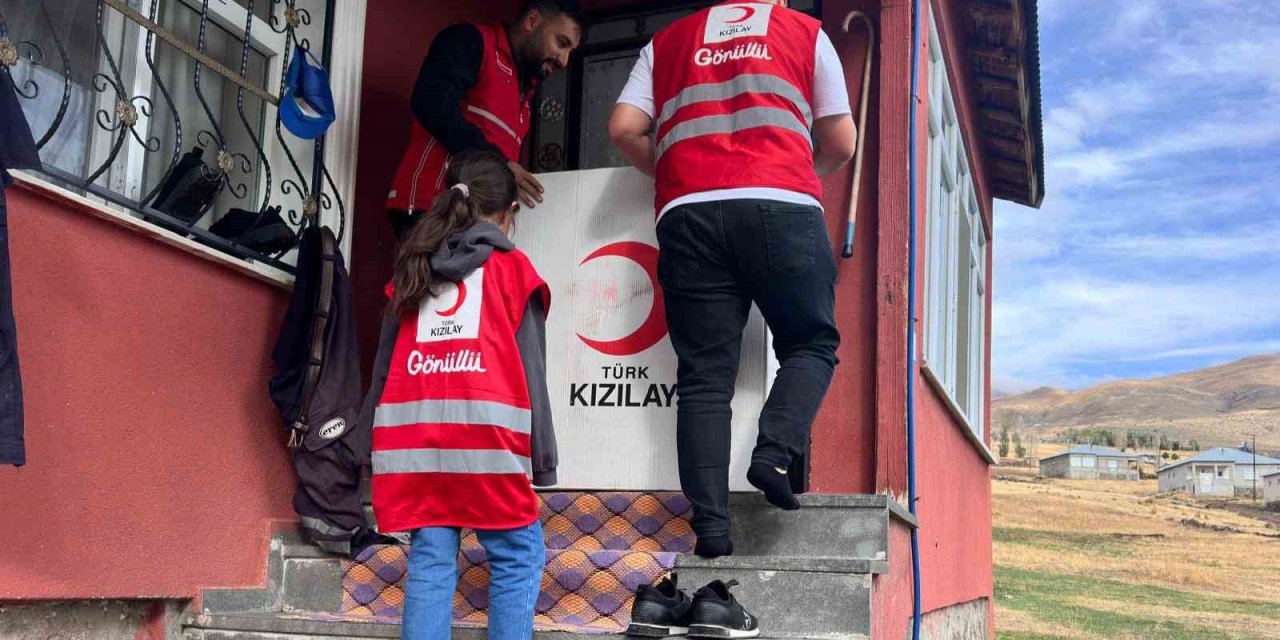 Kızılay’dan ihtiyaç sahibi vatandaşa tekerlekli sandalye