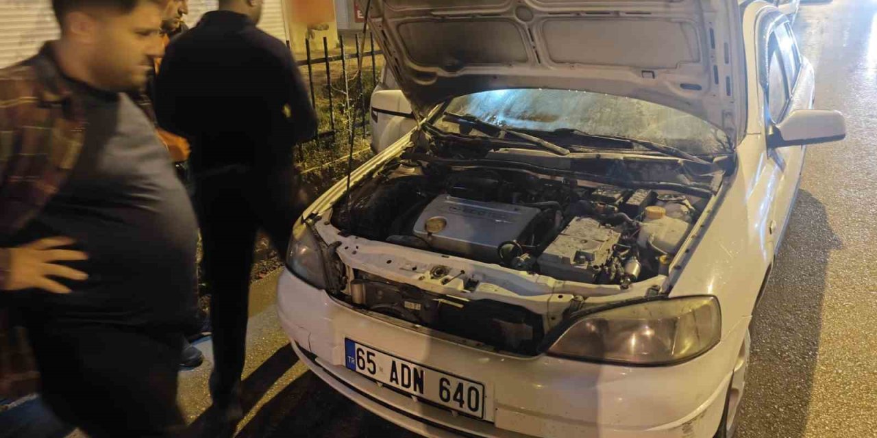 Van'da seyir halindeki otomobilde yangın