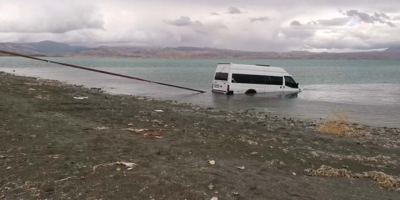 Van’da minibüs Erçek Gölü’ne uçt