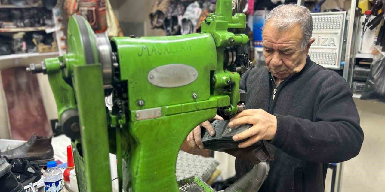 Van’da yağışlı ve soğuk hava ayakkabı tamircilerinin işlerini artırdı