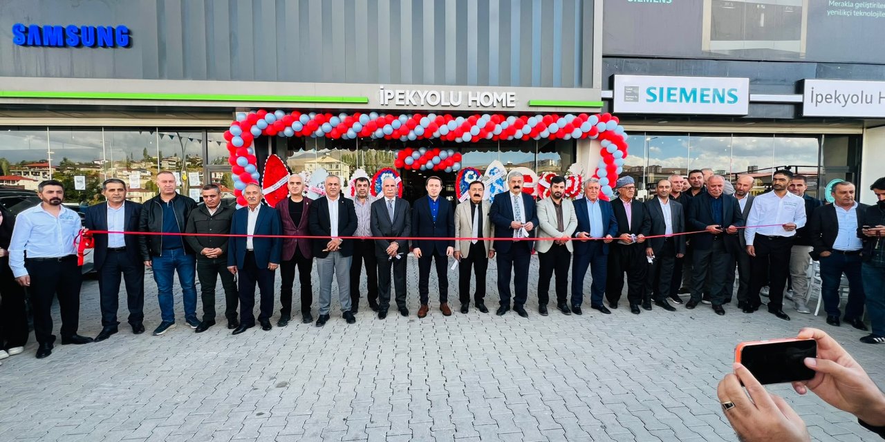 Yüksekova’da İpekyolu Home isimli yeni mağaza hizmete girdi