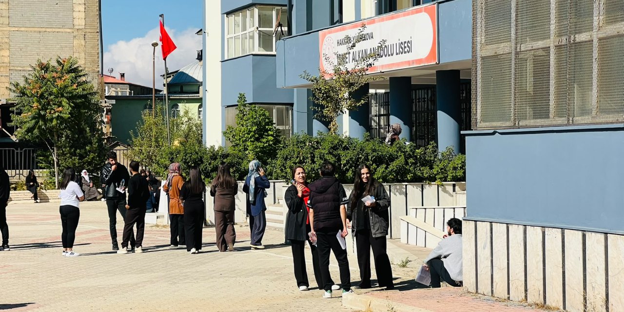 Yüksekova’da KPSS Ön Lisans sınavı başladı