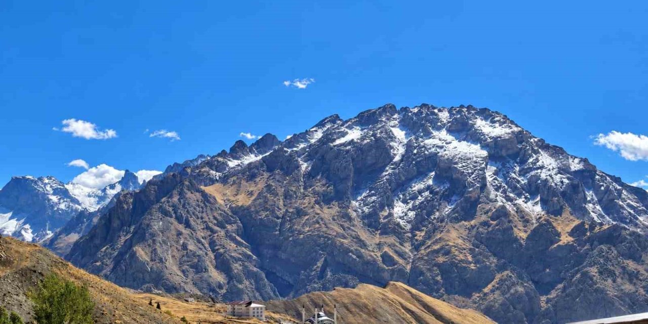 Hakkari’de yüksek kesimler beyaza büründü