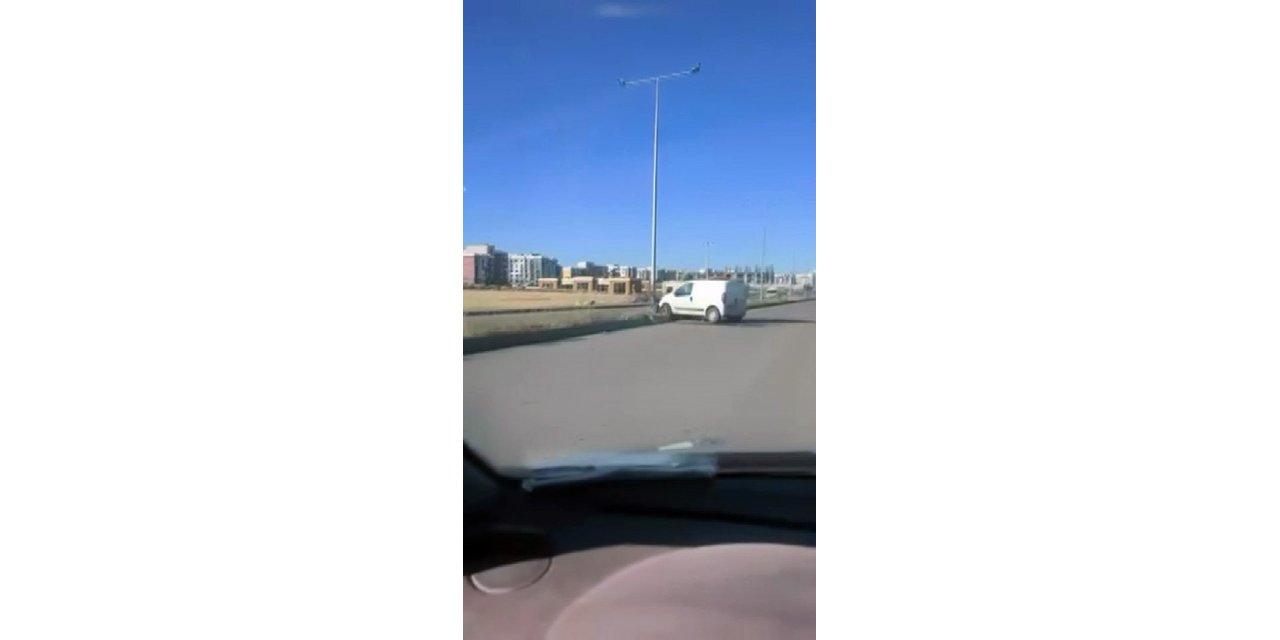 Diyarbakır’da araç refüje çıktı: 1 yaralı