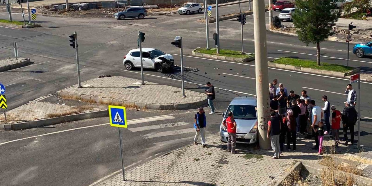 Diyarbakır’da iki araç çarpıştı: 3 yaralı