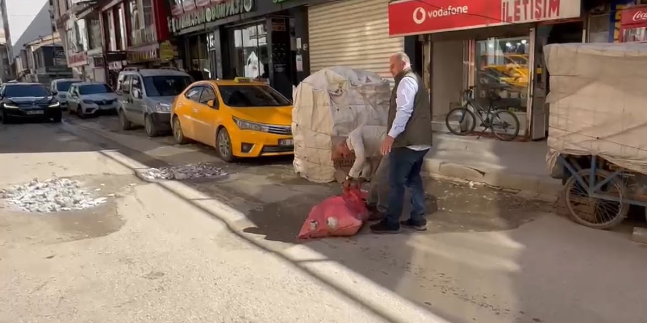Yüksekova’da bozuk yol tepkisi: Taksiciler çukurları kendi imkanlarıyla kapattı