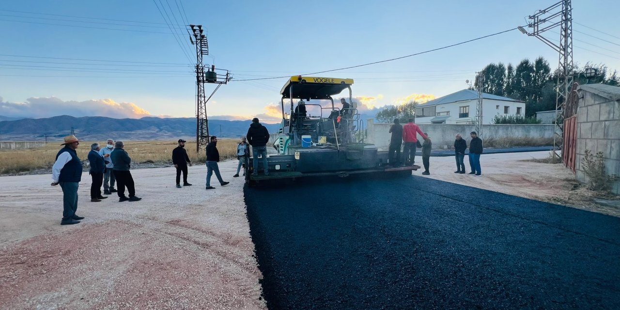 Kuruköy Mahallesi’ne 40 yıl sonra asfalt yol yapıldı