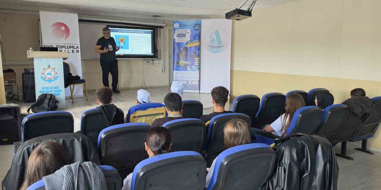 Van Gölü’nün gizemini keşfedecek gençlerin su altı yolculuğu başladı