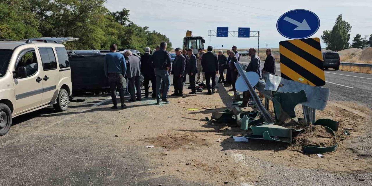 Adilcevaz’da kamyonet takla attı: 2 yaralı