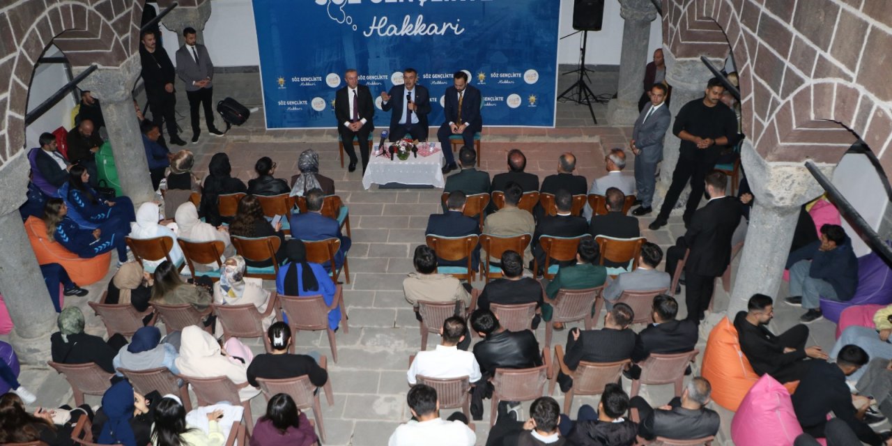 Bakan Yusuf Tekin Hakkâri’de eğitim toplantısına katıldı