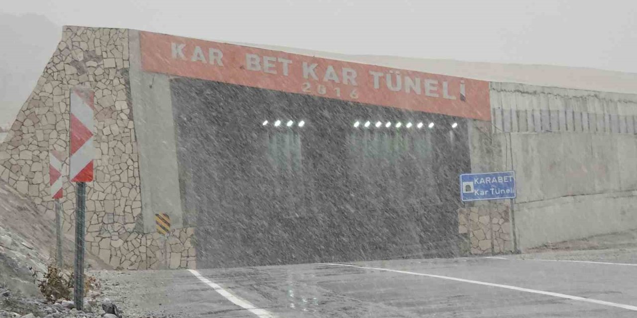 3 bin rakımlı Karabet Geçidi’nde sis ve kar yağışı etkili oluyor