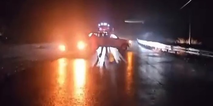 Hakkari yolunda yağış nedeniyle iki araç yoldan çıktı