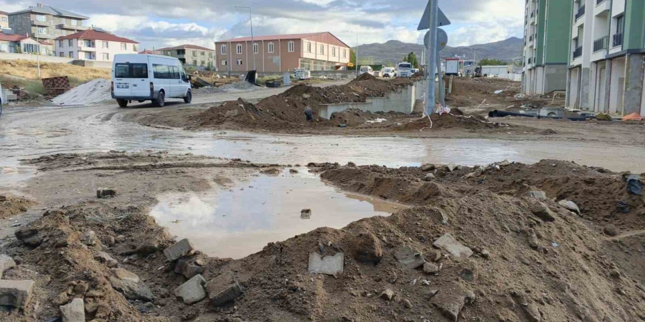 Van’da okul yolunda çamur çilesi