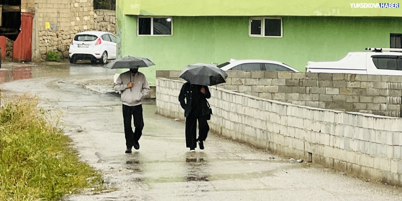 Yüksekova’da yağmur, yüksek kesimlerde kar etkili oldu