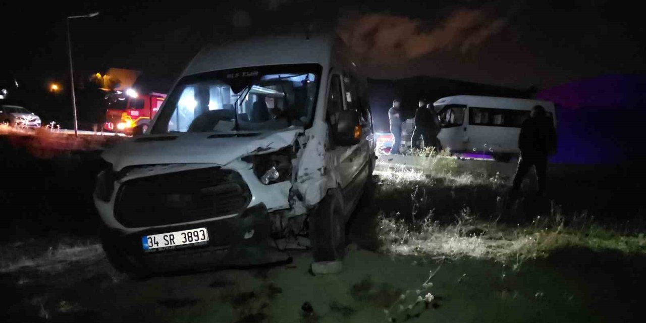 Van’da iki servis minibüsü çarpıştı: 8 yaralı