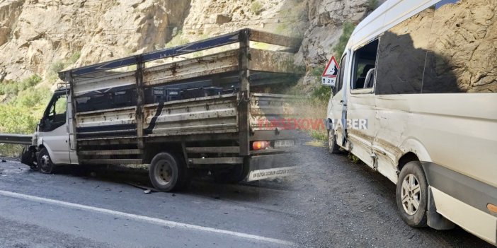 Hakkari-Çukurca kara yolunda minibüs ile kamyonet çarpıştı: 4 yaralı