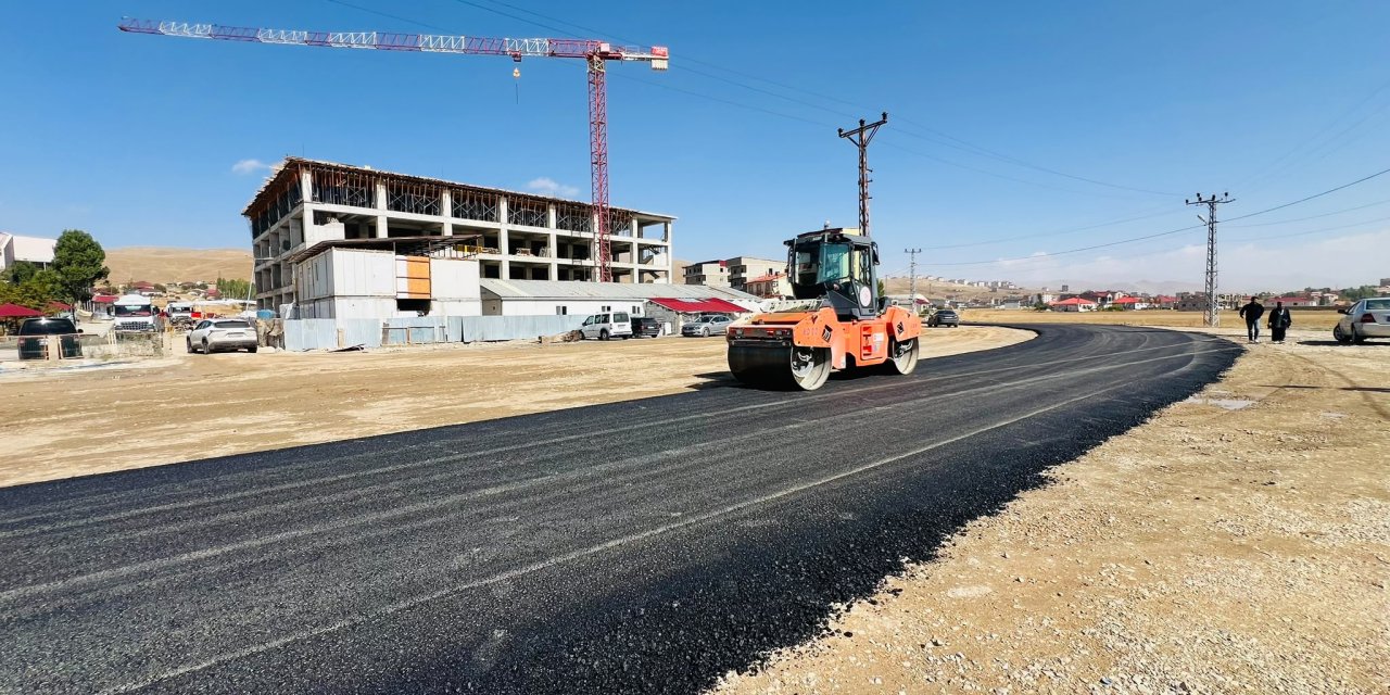 Yüksekova Devlet Hastanesi yolunda asfalt çalışması başladı