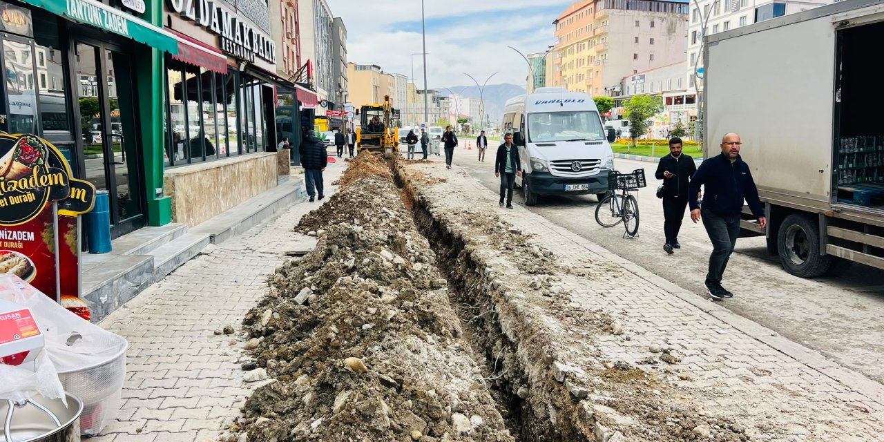 Yüksekova İpekyolu caddesinin bir kısmına doğalgaz hattı çekildi
