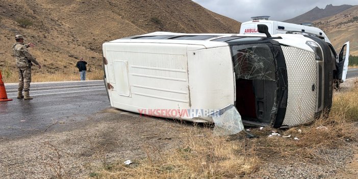 Yüksekova’da servis aracı kontrolden çıkarak devrildi: 3 yaralı